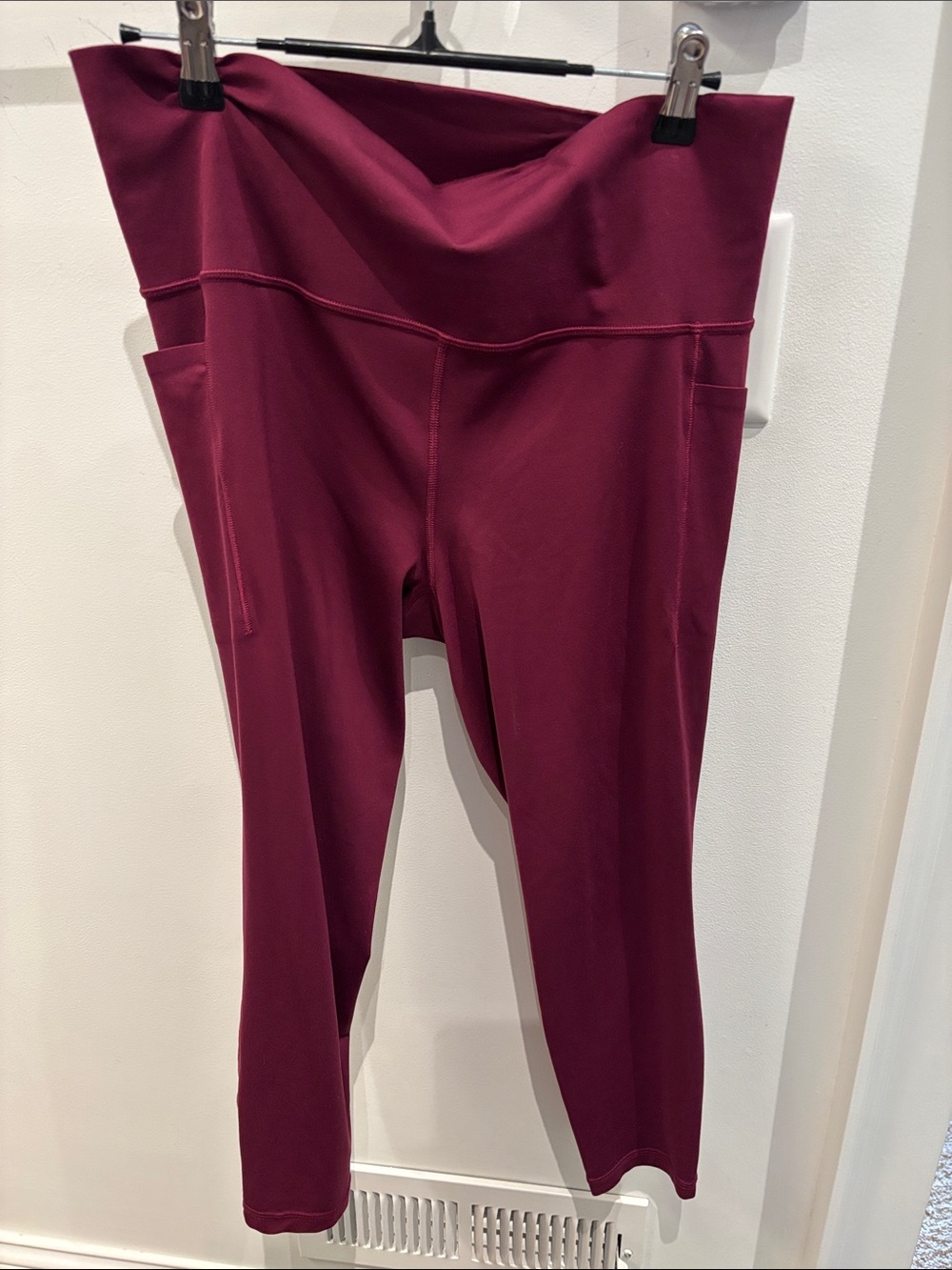 High-Waist Berry Active Leggings with Side Pockets